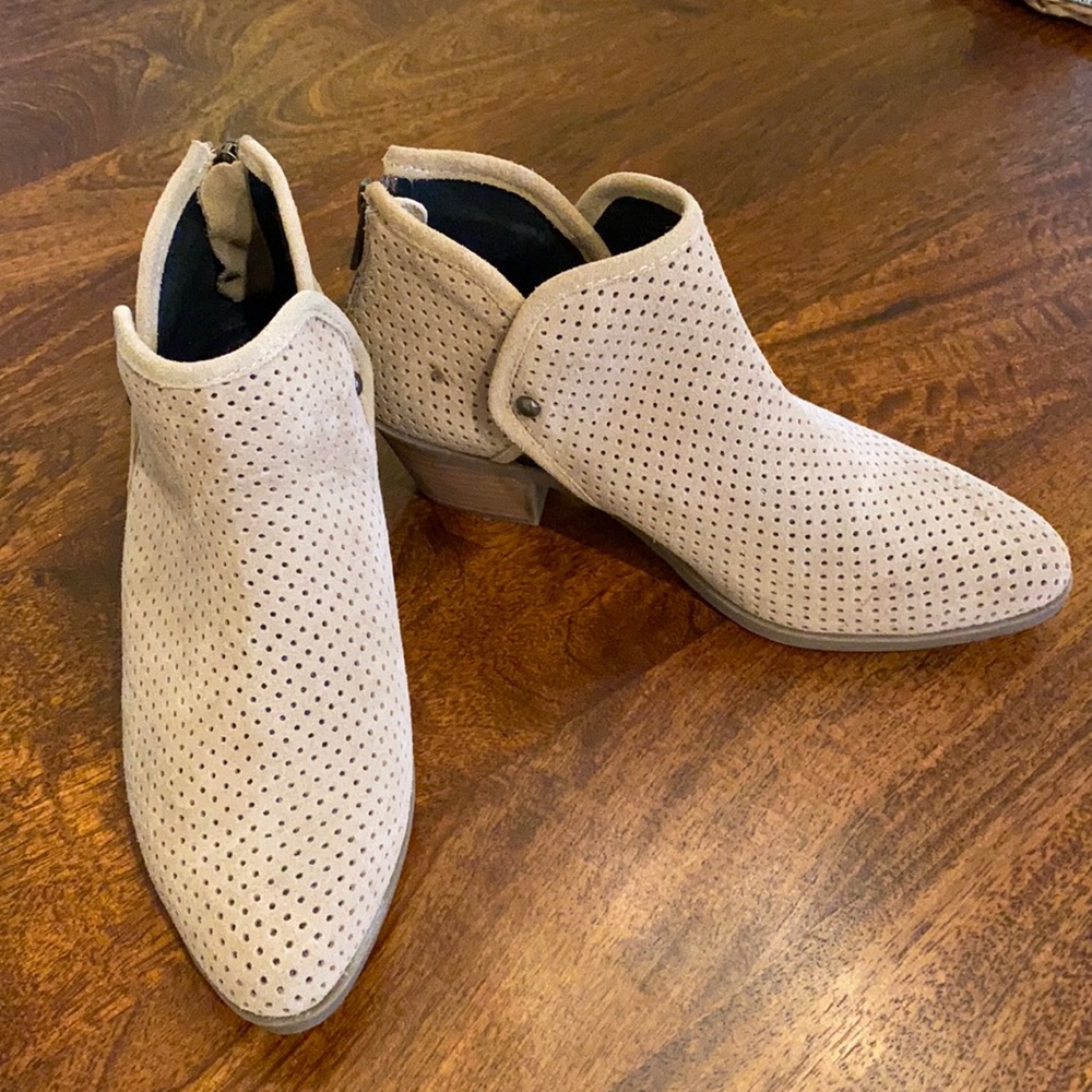 New, never worn women’s tan ankle boots - size 6.5